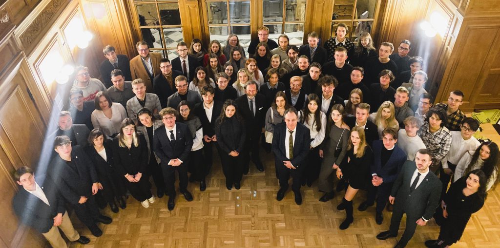 Spotkanie studentów Instytutu z ambasadorem Republiki Federalnej Niemiec panem Viktorem Elblingiem, które moderował pracownik ISE dr Jakub Bornio